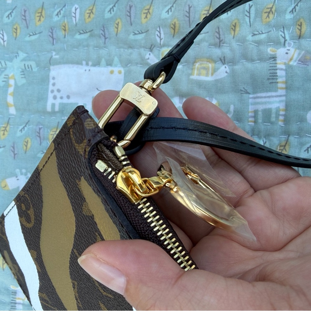 Louis Vuitton Limited Edition Neverfull MM Pouch - Picture 14 of 14